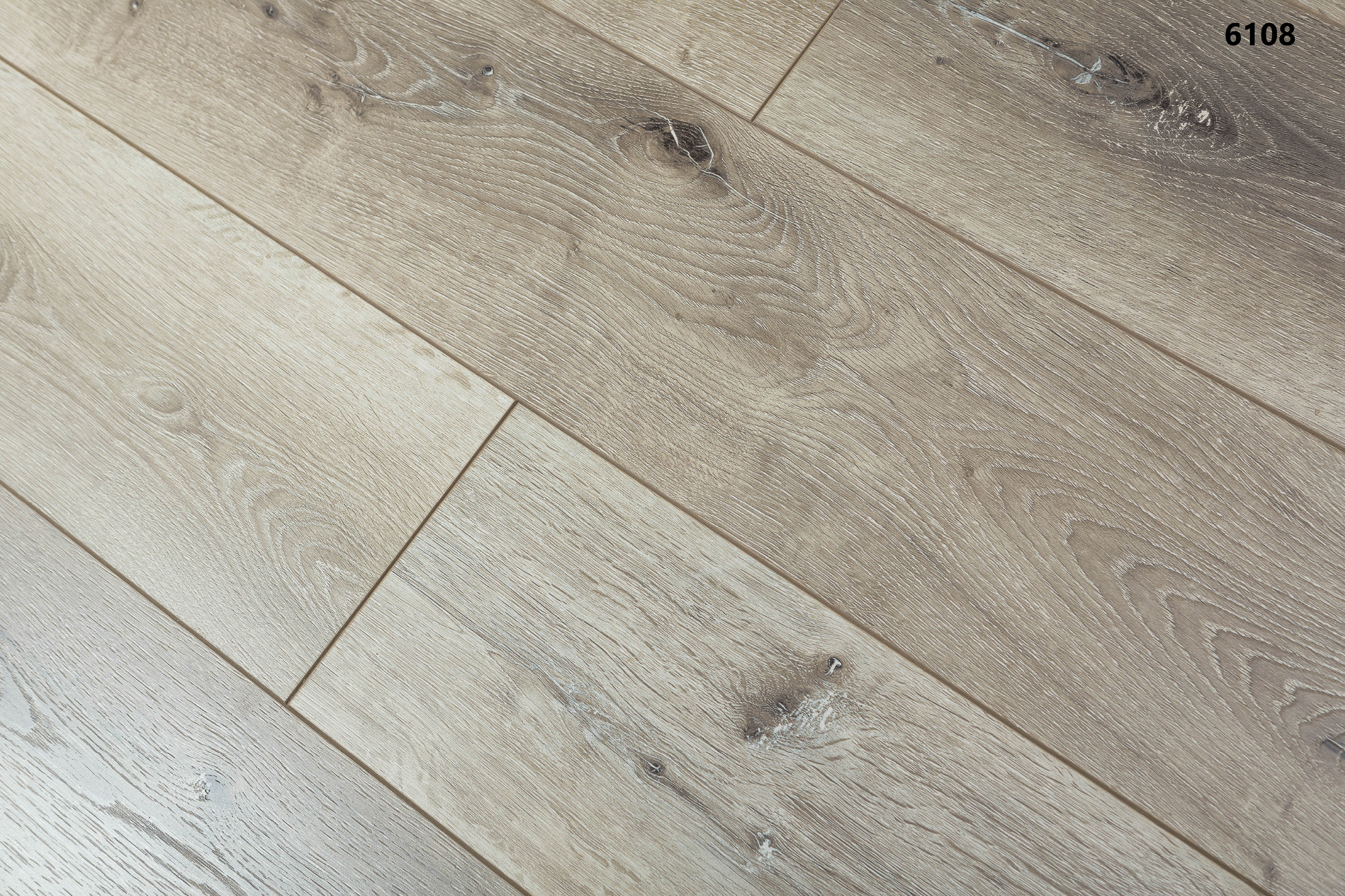 Piso laminado 6108